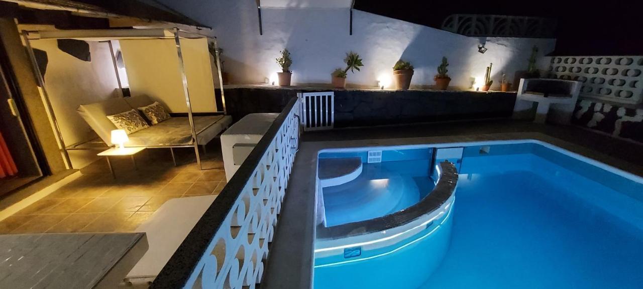 Aloelux Villa !! - Private Villa With Pool , Jacuzzi, Cinema, Massage ,Wonderful View, Art Desing Villa Tias Luaran gambar